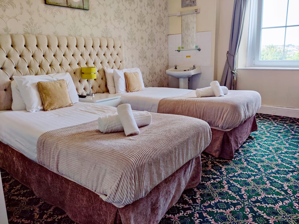 Economy Twin Room, 2 Twin Bed (Separate Bathroom) | Individually decorated, individually furnished, desk, laptop workspace