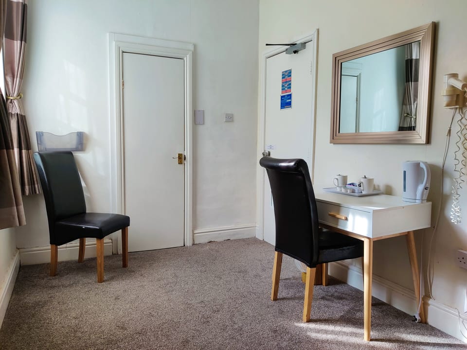 Standard Double Room, 1 Double Bed | Living area | 22-inch flat-screen TV with digital channels, TV, heated floors