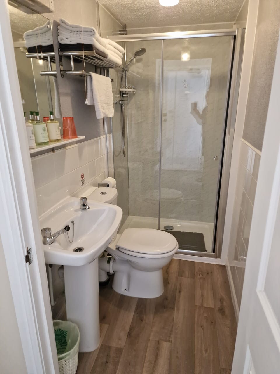 Double Room (large) | Bathroom | Shower, free toiletries, hair dryer, towels