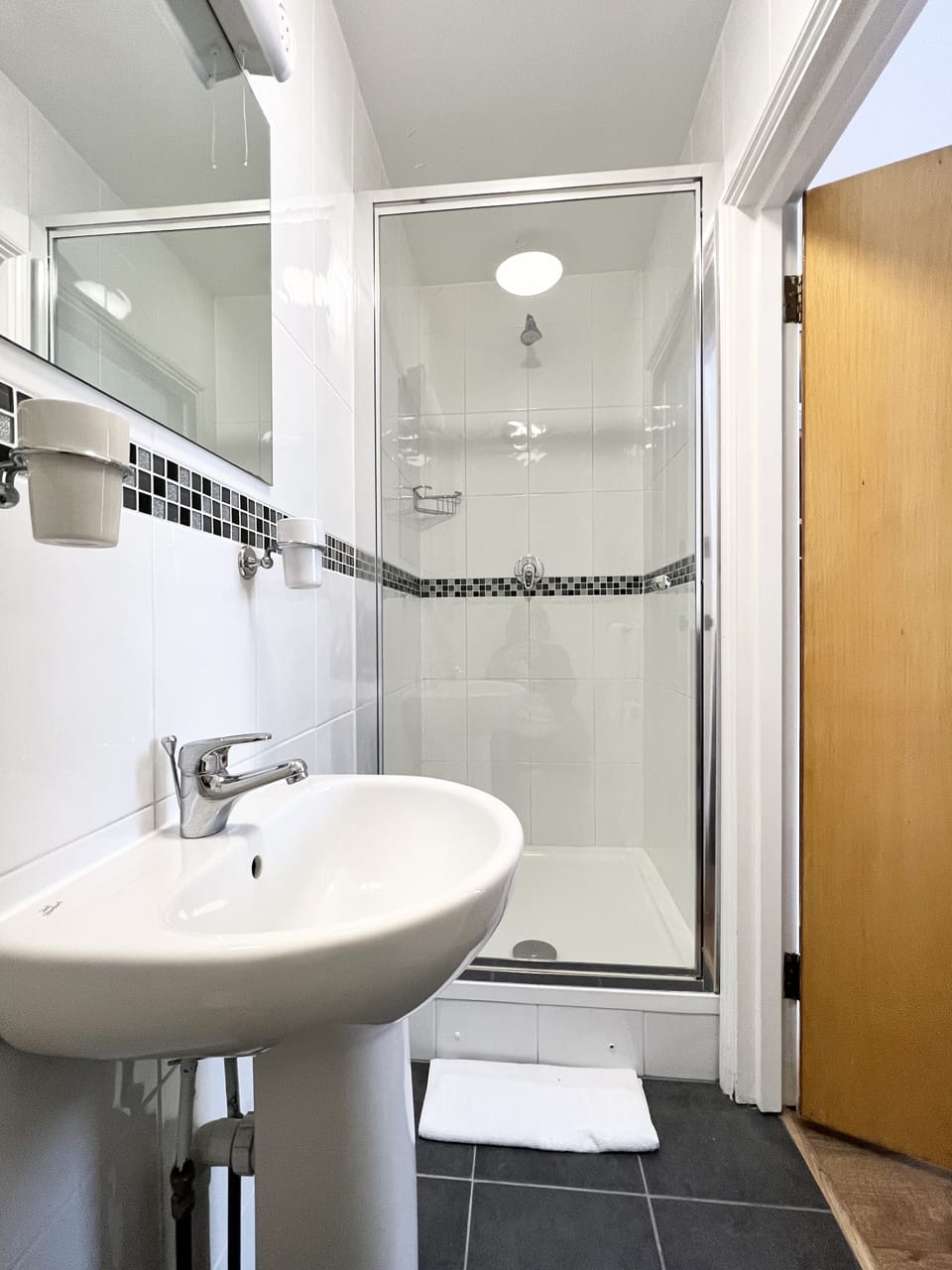 Single Room | Bathroom | Free toiletries, hair dryer, towels