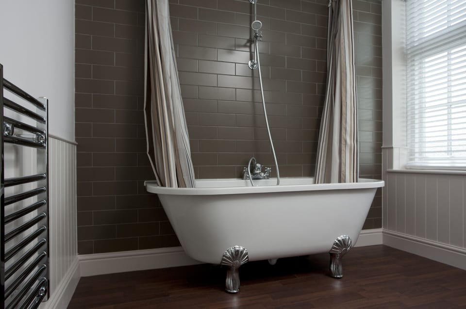Deep soaking bathtub