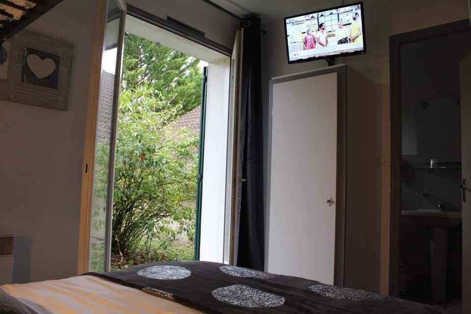 Desk, soundproofing, free cribs/infant beds, free WiFi