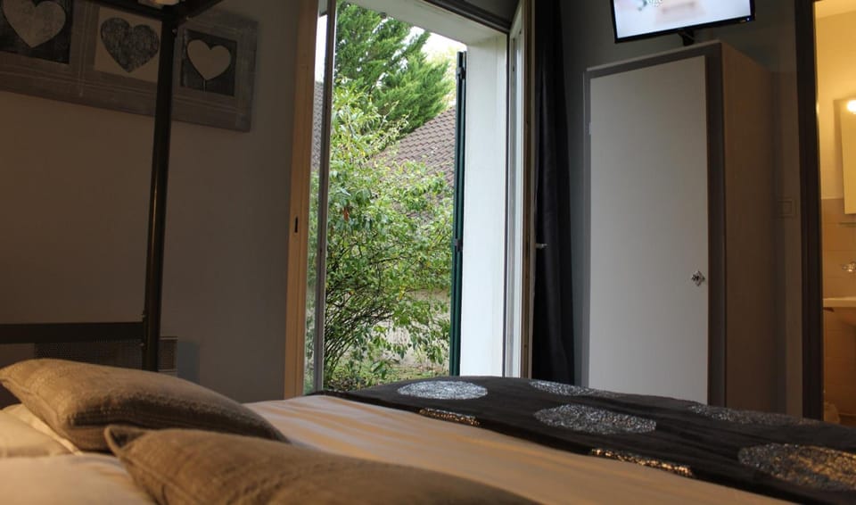 Desk, soundproofing, free cribs/infant beds, free WiFi