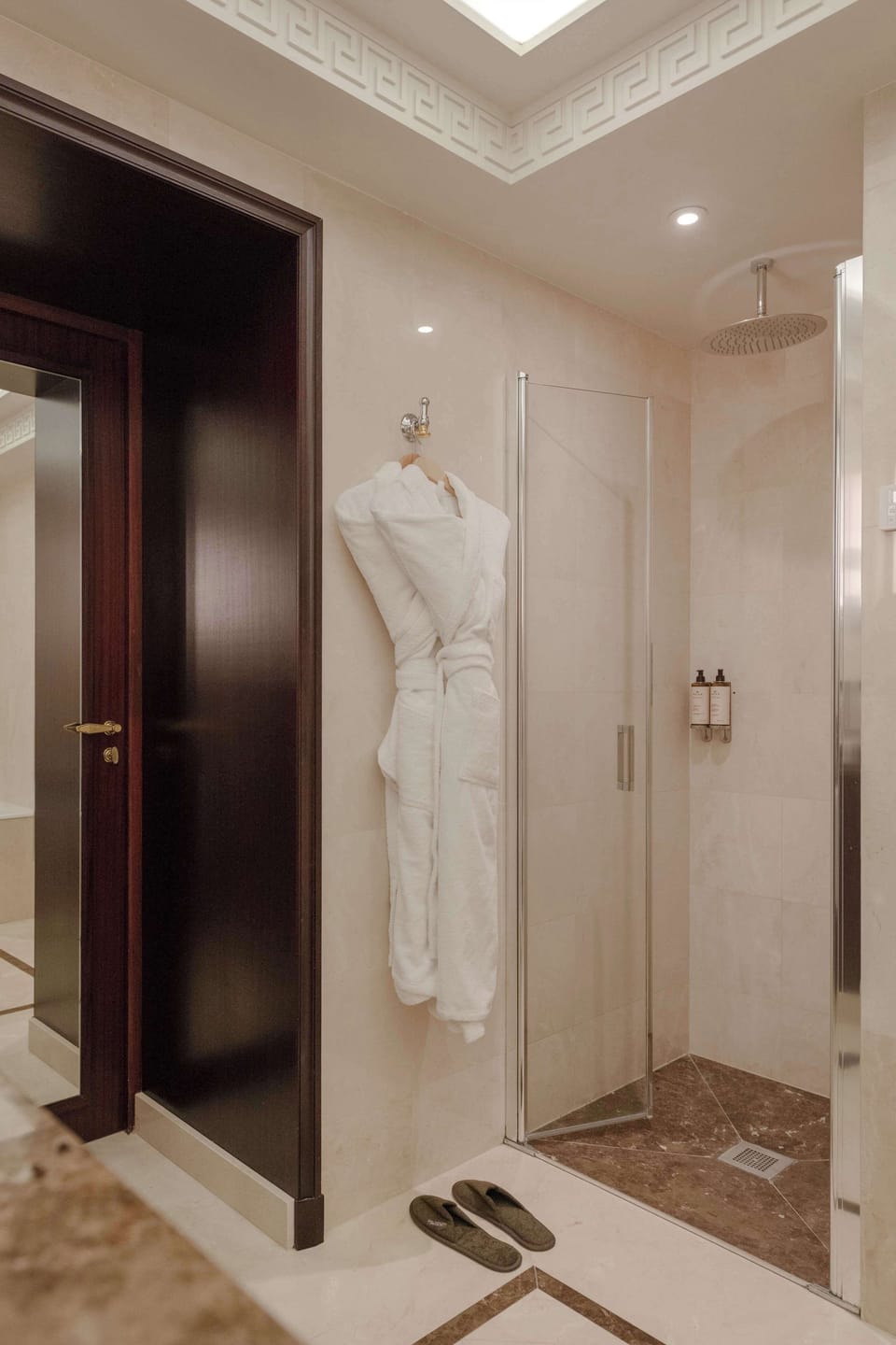 Junior Suite (Avenue) | Premium bedding, free minibar, in-room safe, desk