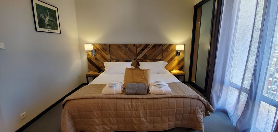 Luxury Double Room | Premium bedding, in-room safe, desk, laptop workspace