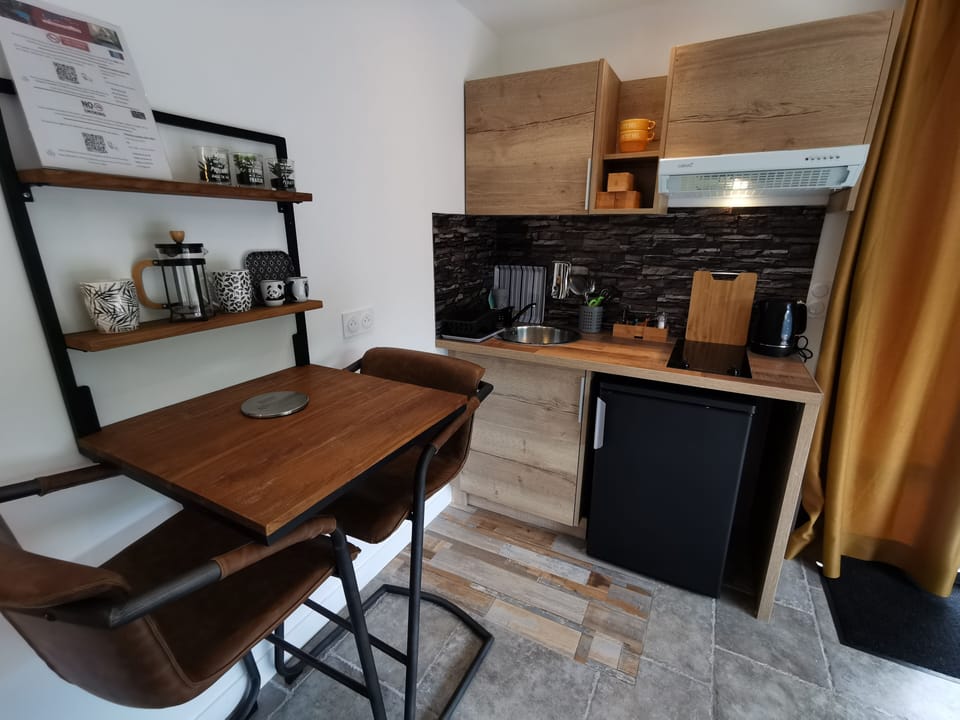 Deluxe Studio (Appartement Annexe) | Private kitchen | Coffee/tea maker, electric kettle
