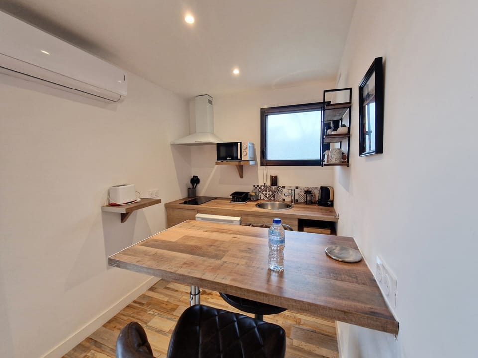 Studio (Appartement Annexe) | Private kitchen | Coffee/tea maker, electric kettle