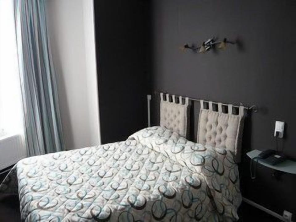 Double Room, 1 Queen Bed | Desk, soundproofing, iron/ironing board, free WiFi