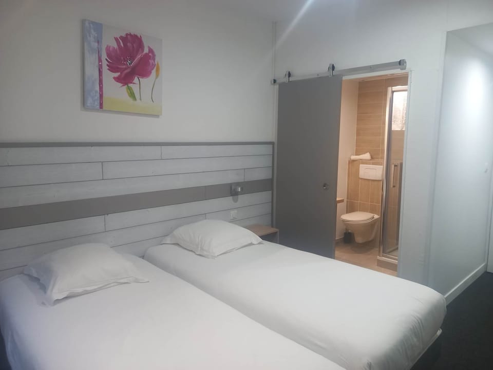 Twin Room | Desk, free WiFi, bed sheets