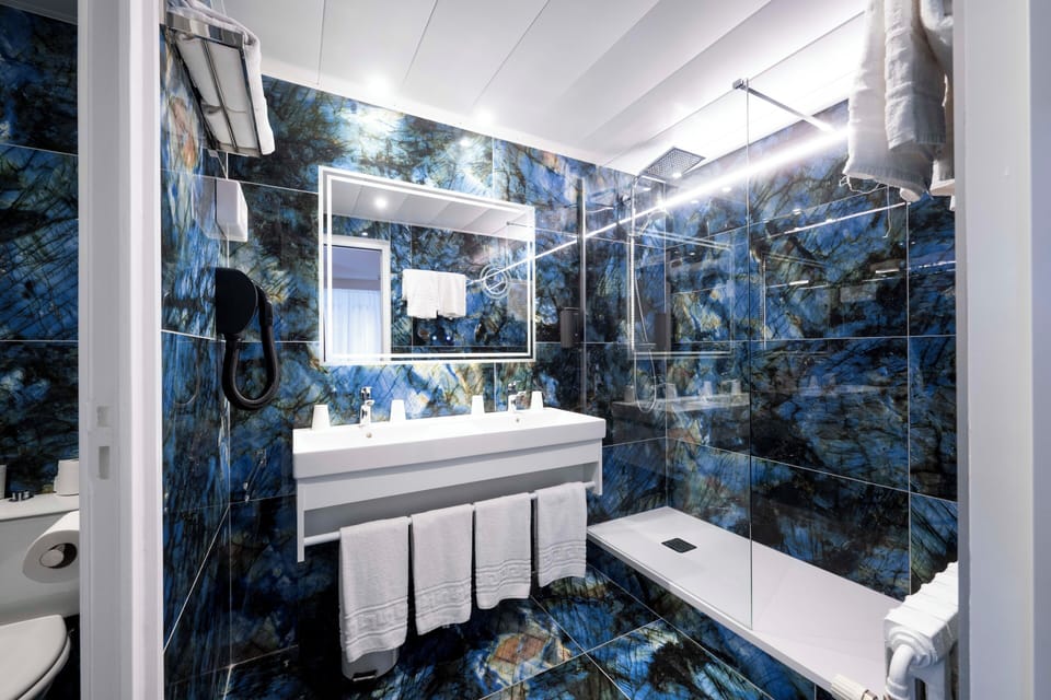 Quadruple Room | Bathroom | Free toiletries, hair dryer, towels