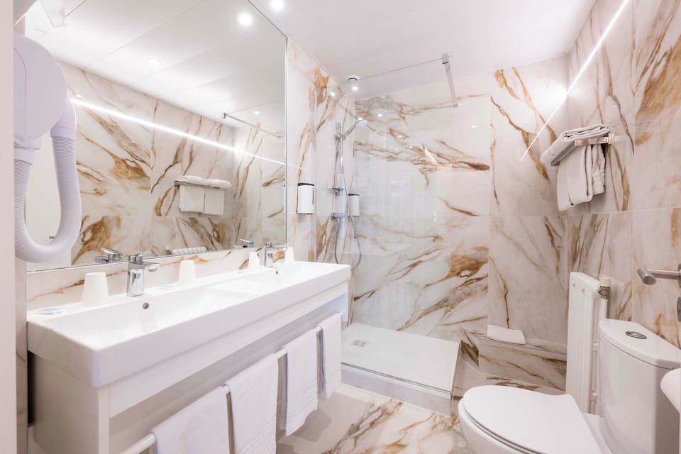 Quadruple Room | Bathroom | Free toiletries, hair dryer, towels