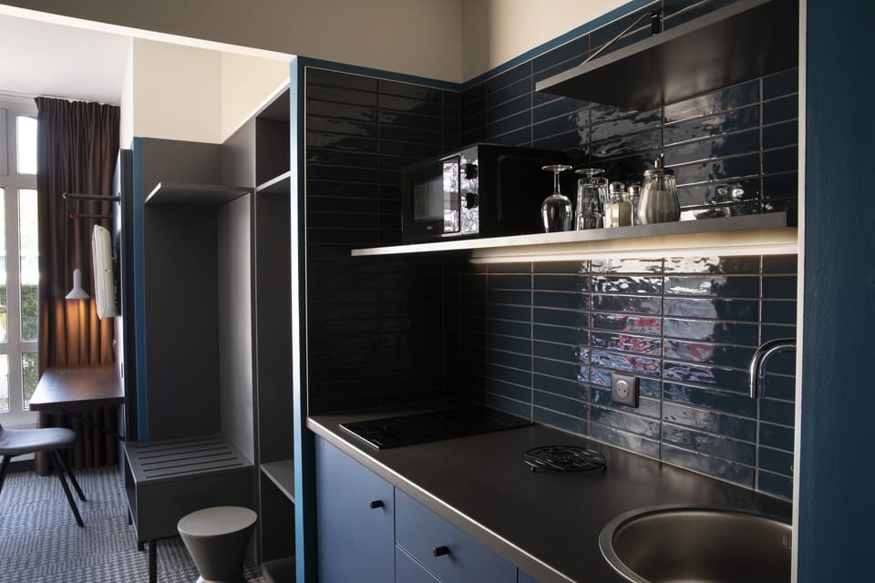 Studio | In-room safe, desk, laptop workspace, blackout drapes