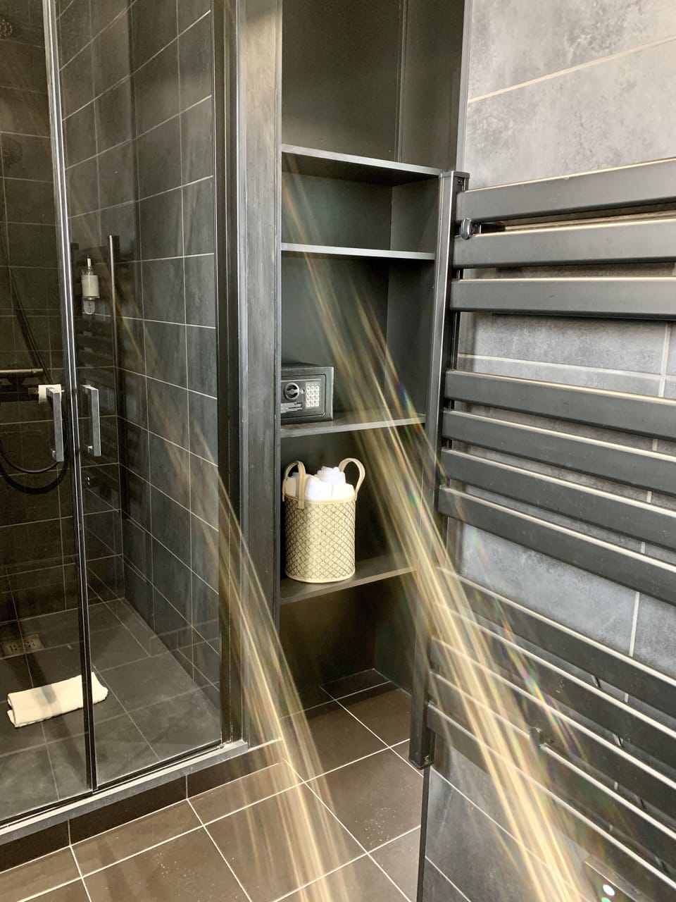 CHAMBRE DOUBLE LUXE | Bathroom | Shower, free toiletries, hair dryer, towels