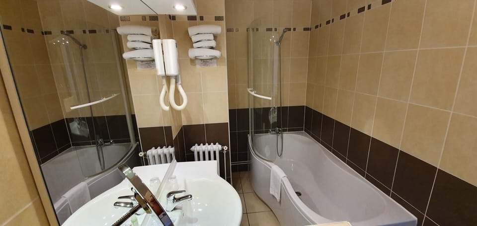 Rainfall showerhead, hair dryer, towels, shampoo