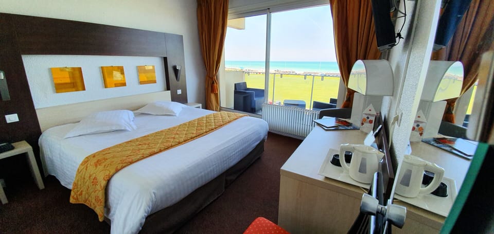 Superior Double or Twin Room, Sea View | In-room safe, desk, blackout drapes, soundproofing