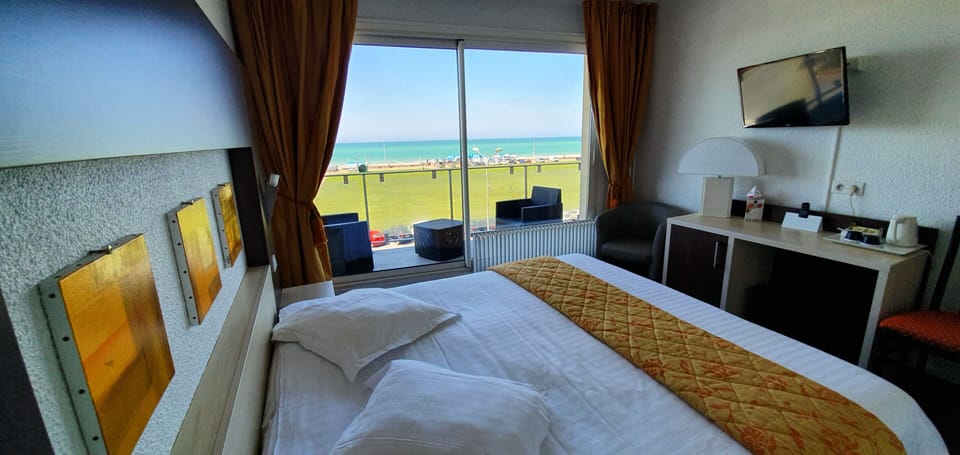 Superior Double or Twin Room, Sea View | In-room safe, desk, blackout drapes, soundproofing