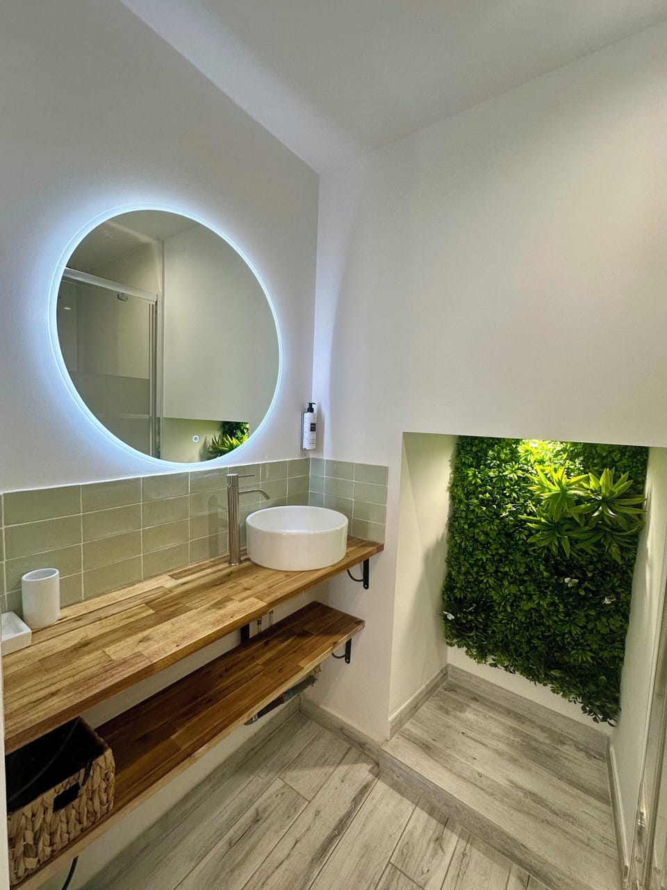 Studio 2/4 persons | Bathroom | Shower, free toiletries, hair dryer, towels