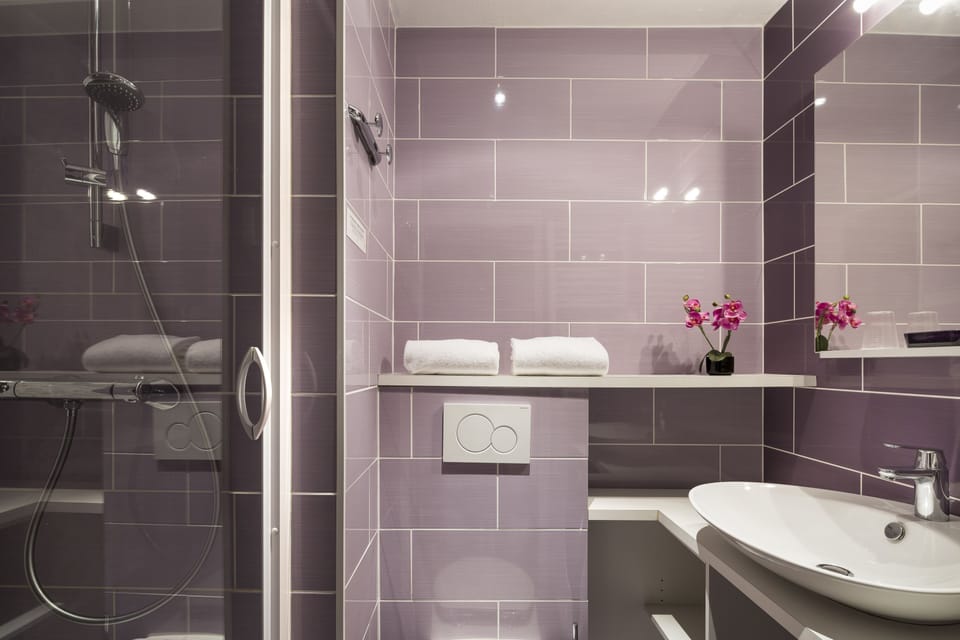 Comfort Twin Room, 2 Twin Beds | Bathroom | Towels