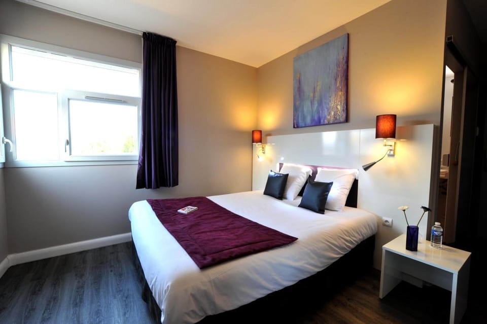 Desk, soundproofing, iron/ironing board, free WiFi