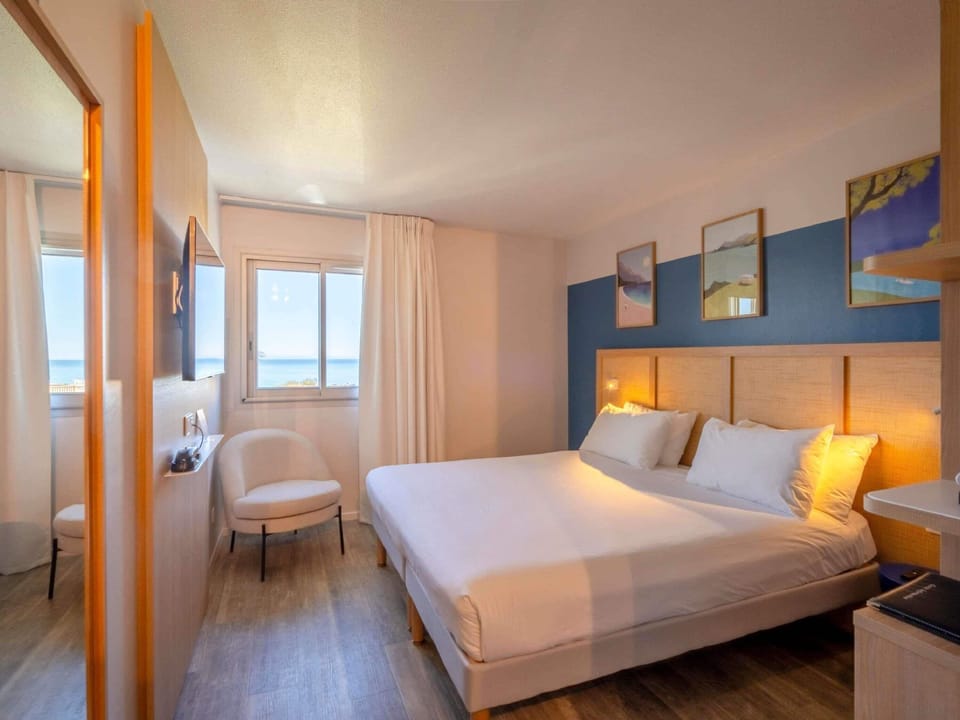 Standard Room, 1 Double Bed, Sea View | Premium bedding, in-room safe, blackout drapes, soundproofing