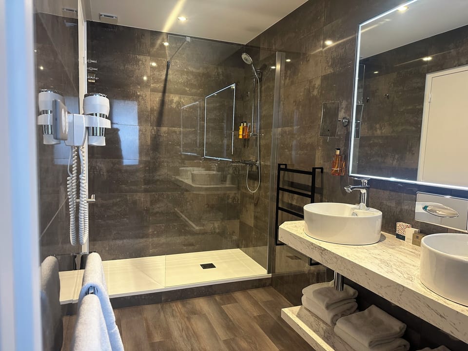 Family Room | Hypo-allergenic bedding, desk, iron/ironing board, free WiFi