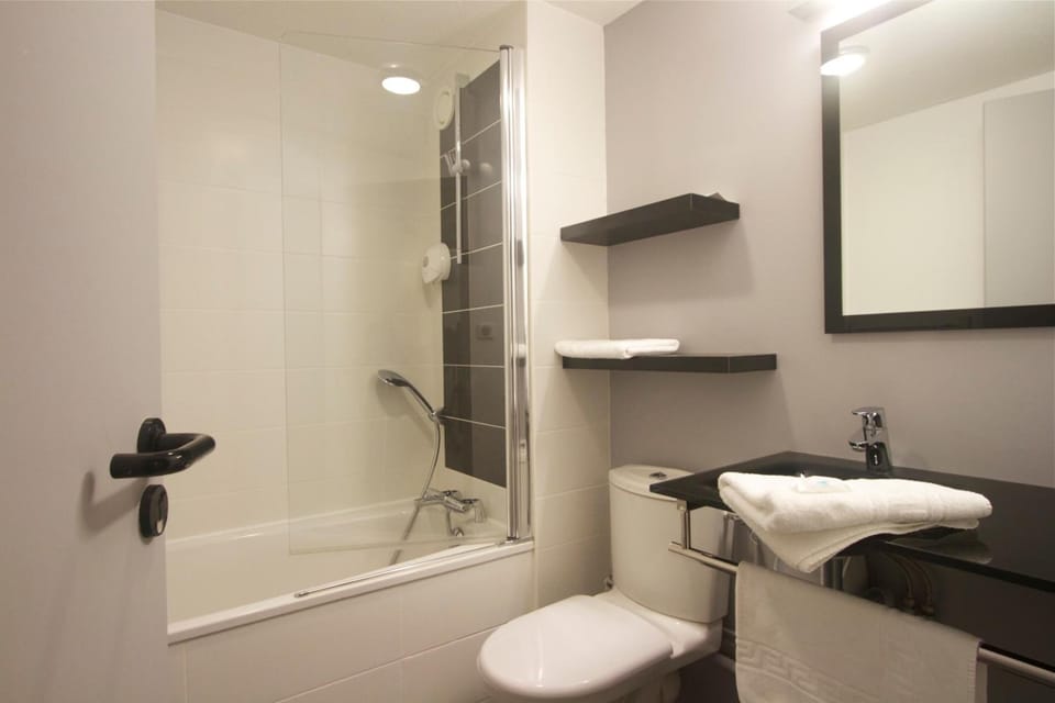 Triple Room | Bathroom | Hair dryer, towels, soap, shampoo