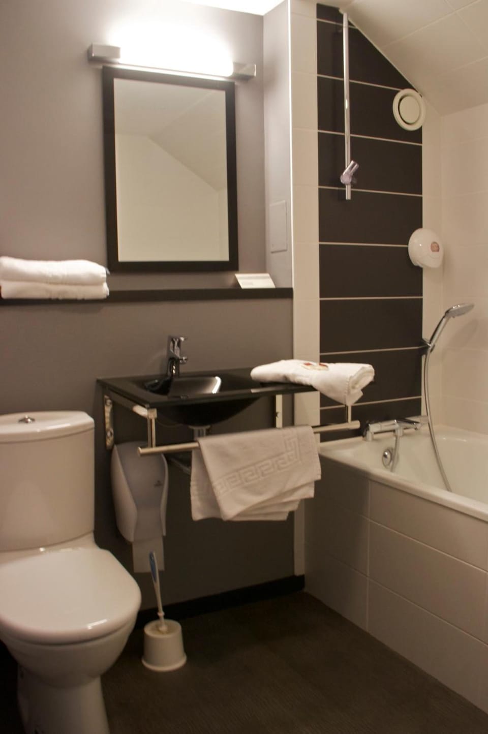 Twin Room | Bathroom | Hair dryer, towels, soap, shampoo