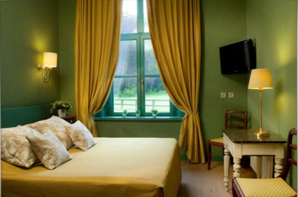 In-room safe, desk, soundproofing, free WiFi
