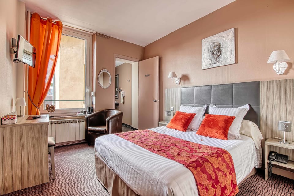 Comfort Double Room | In-room safe, desk, soundproofing, iron/ironing board