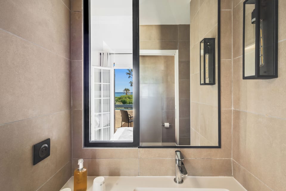 Superior Double Room, Balcony (Sea View) | Bathroom | Hair dryer, towels, soap, shampoo