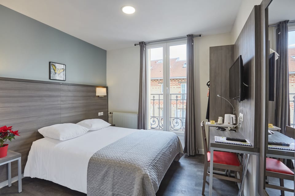 Double Room | Desk, blackout drapes, soundproofing, iron/ironing board