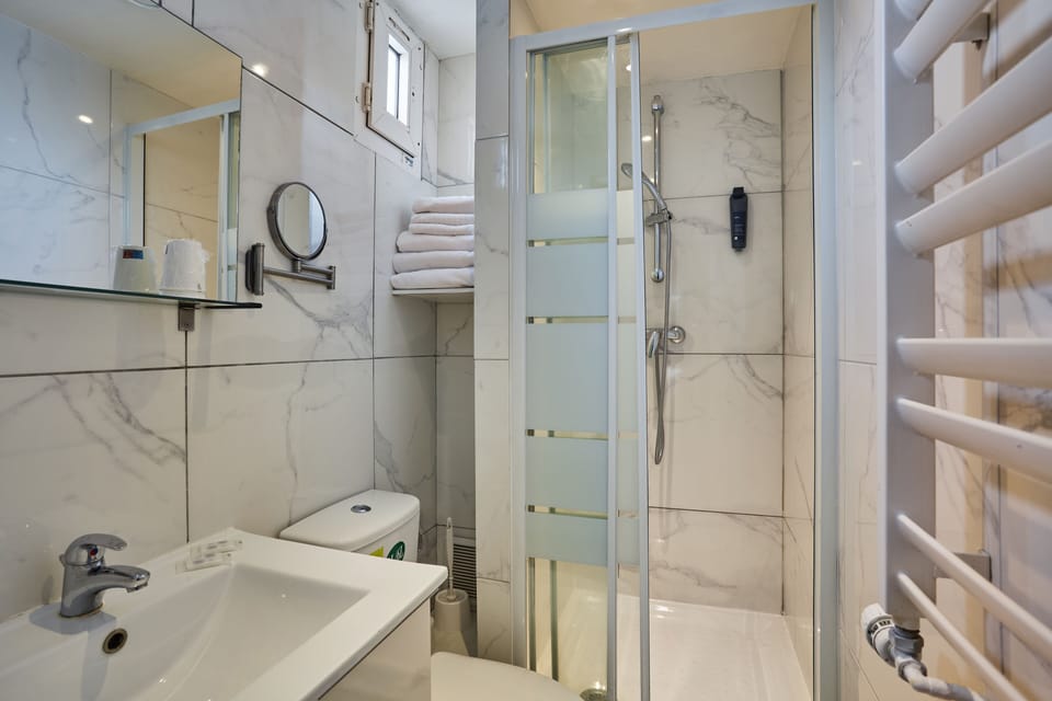 Triple Room | Desk, blackout drapes, soundproofing, iron/ironing board