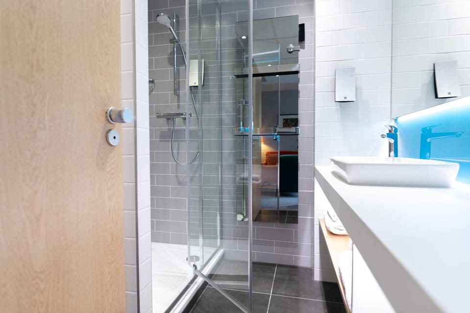 Standard Room, 1 Queen Bed, Accessible | Bathroom | Hair dryer, towels, soap, shampoo