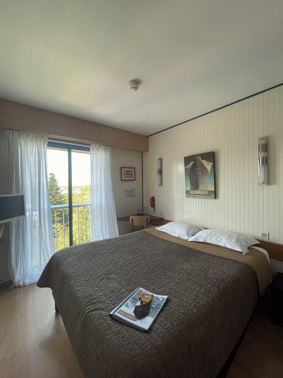 Premium bedding, desk, laptop workspace, soundproofing