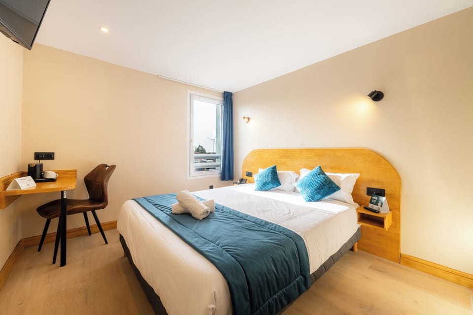Comfort Room | Desk, blackout drapes, soundproofing, free WiFi