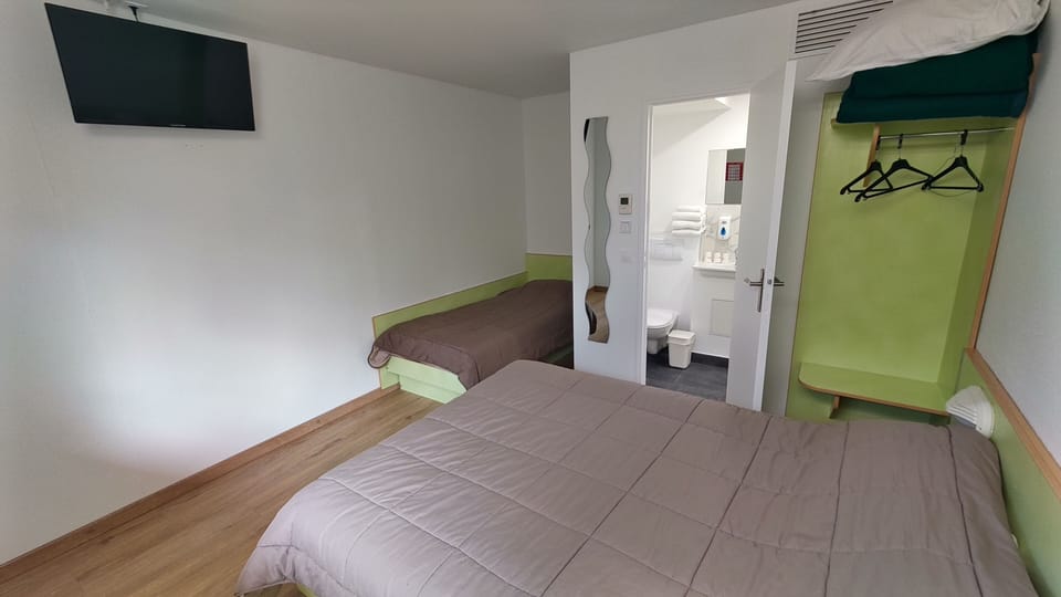 Standard Triple Room | Desk, soundproofing, cribs/infant beds, rollaway beds
