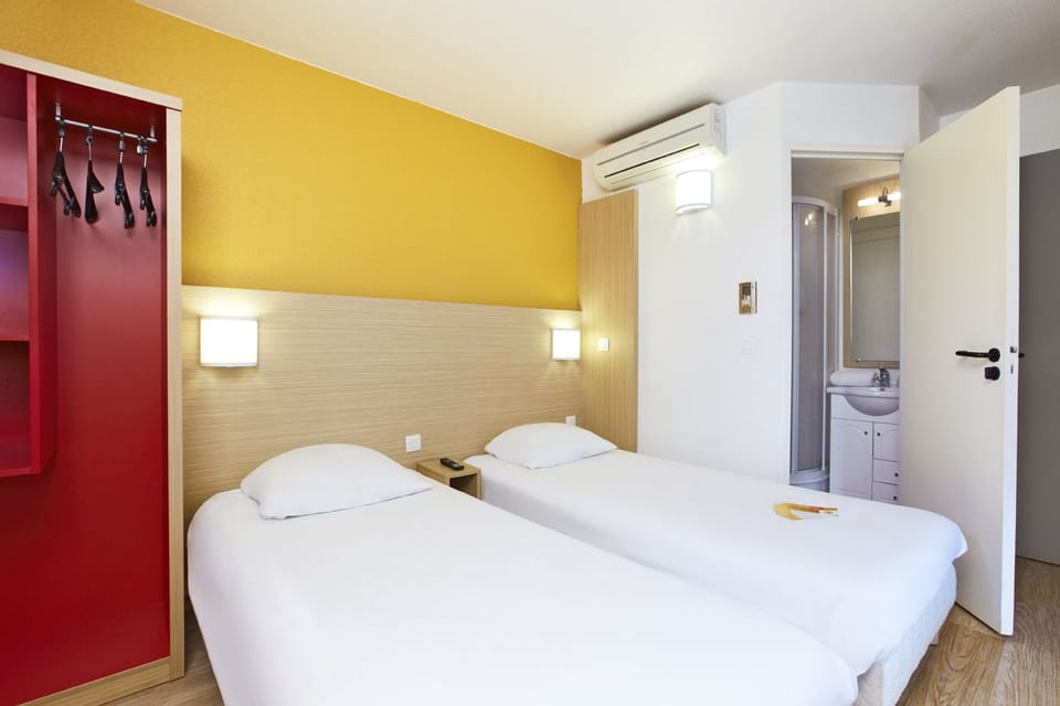 Twin Room | Desk, cribs/infant beds, free WiFi, bed sheets