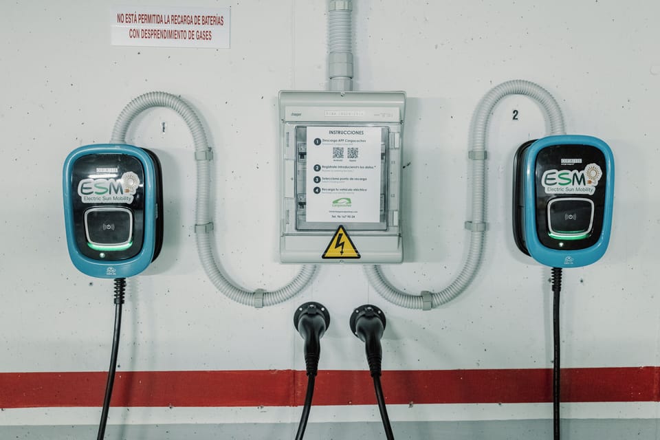 Electric vehicle charging station