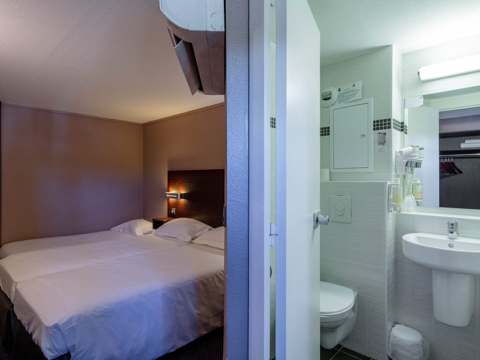 Triple Room | Premium bedding, in-room safe, desk, blackout drapes