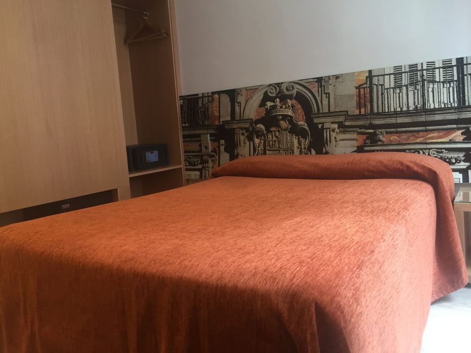 Double Room | In-room safe, desk, soundproofing, free WiFi
