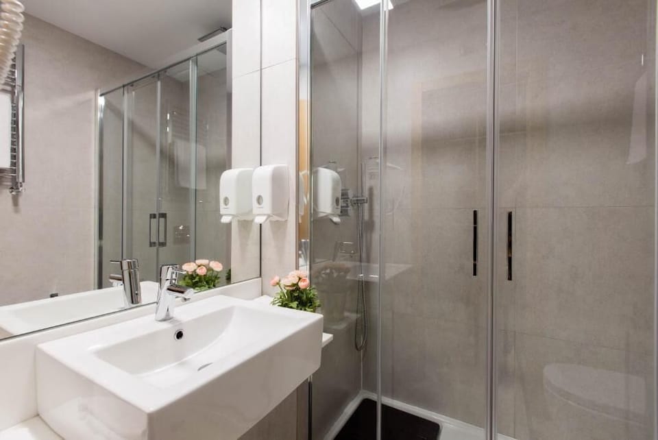 Shower, free toiletries, hair dryer, towels