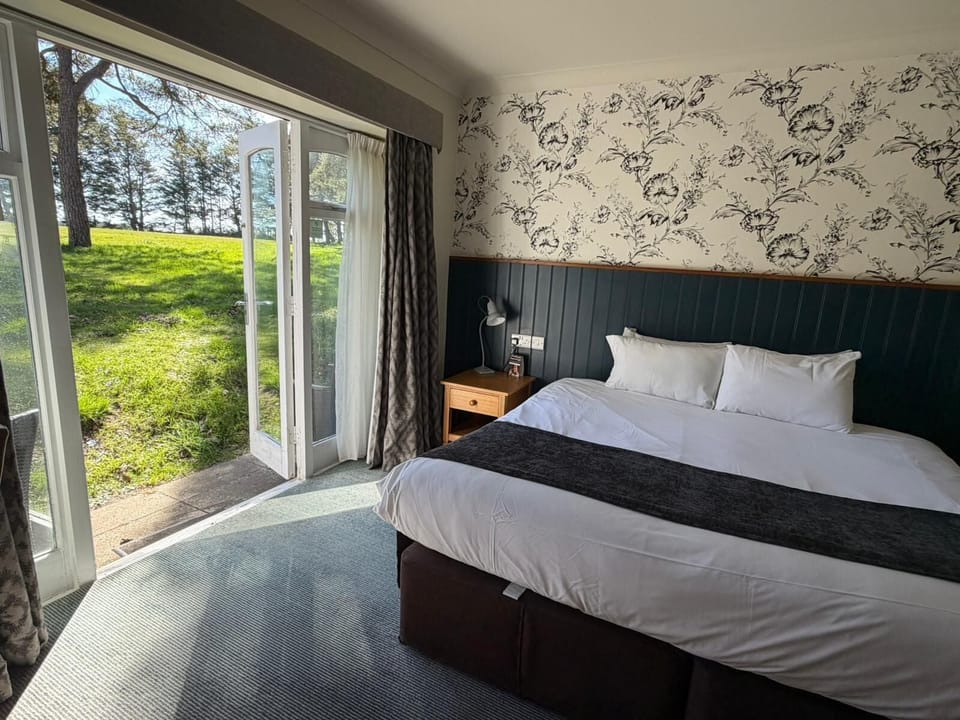Double Room, Garden View | Iron/ironing board, free WiFi, bed sheets