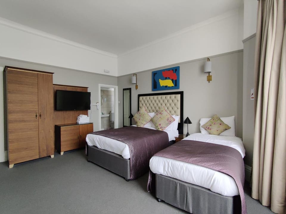 Triple Room | Desk, iron/ironing board, free WiFi, bed sheets