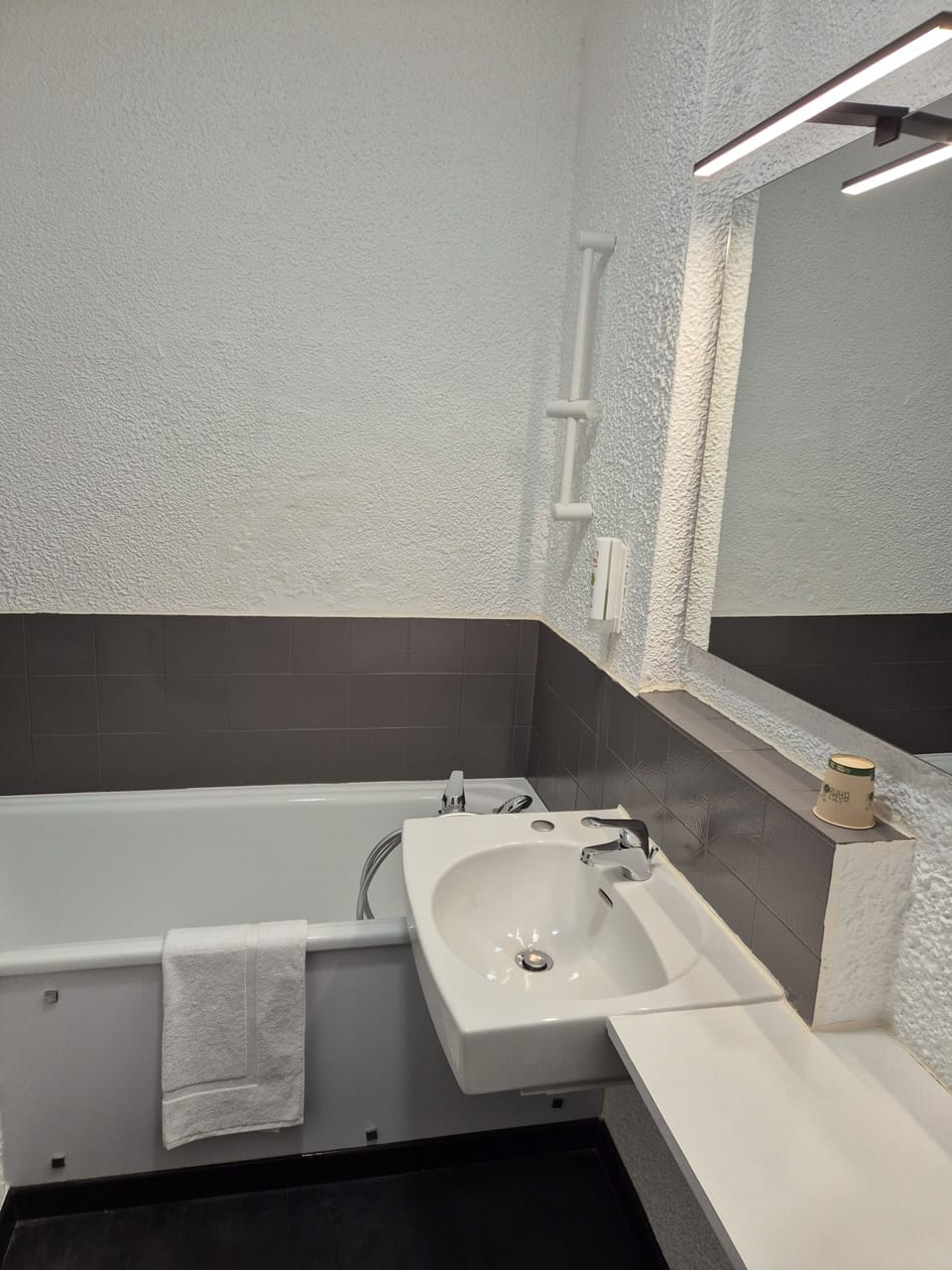 Double Room Confort Superieur | Bathroom | Combined shower/tub, free toiletries, hair dryer, towels
