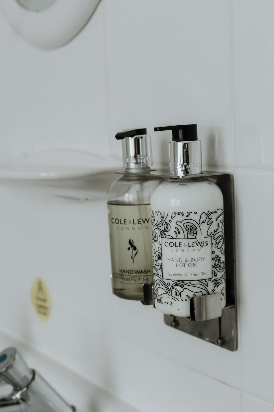 Combined shower/tub, free toiletries, hair dryer, towels