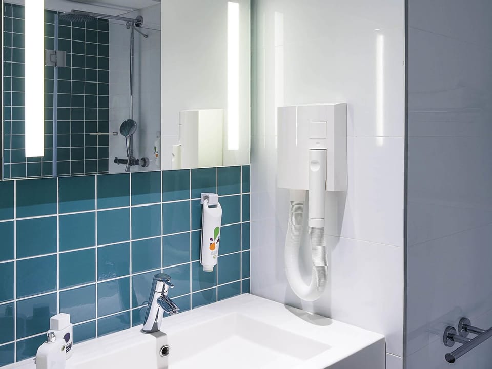 Standard Room, 1 Double Bed | In-room safe, desk, laptop workspace, blackout drapes