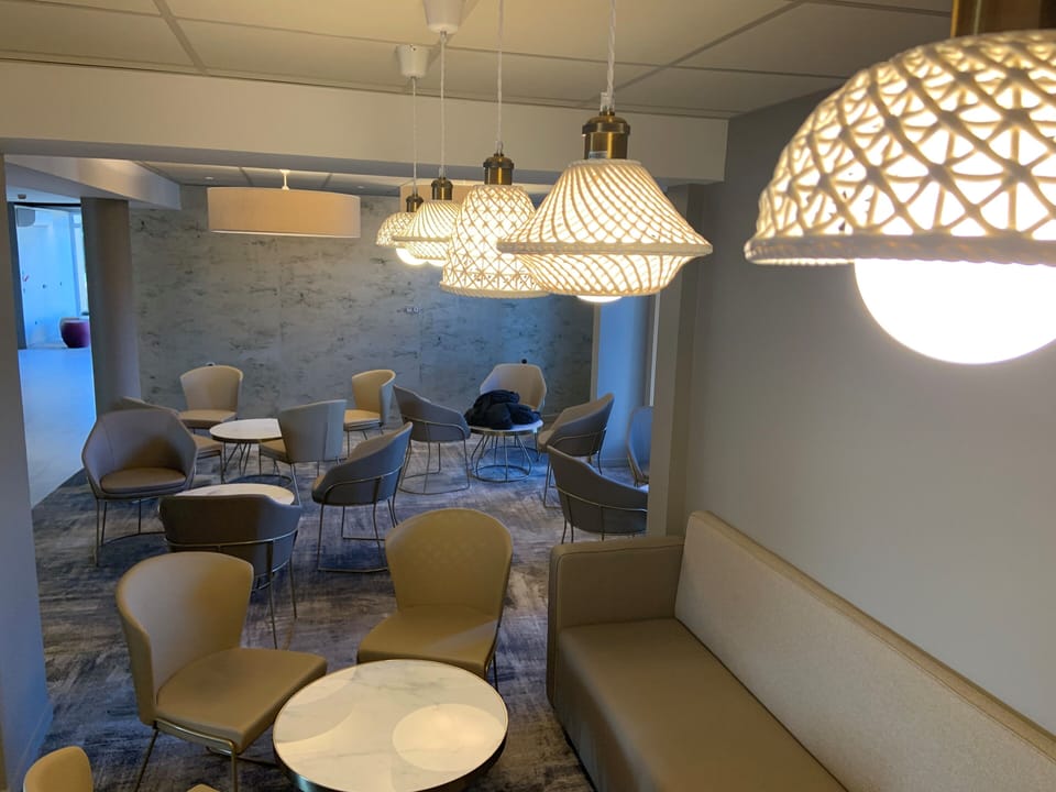 Lobby lounge