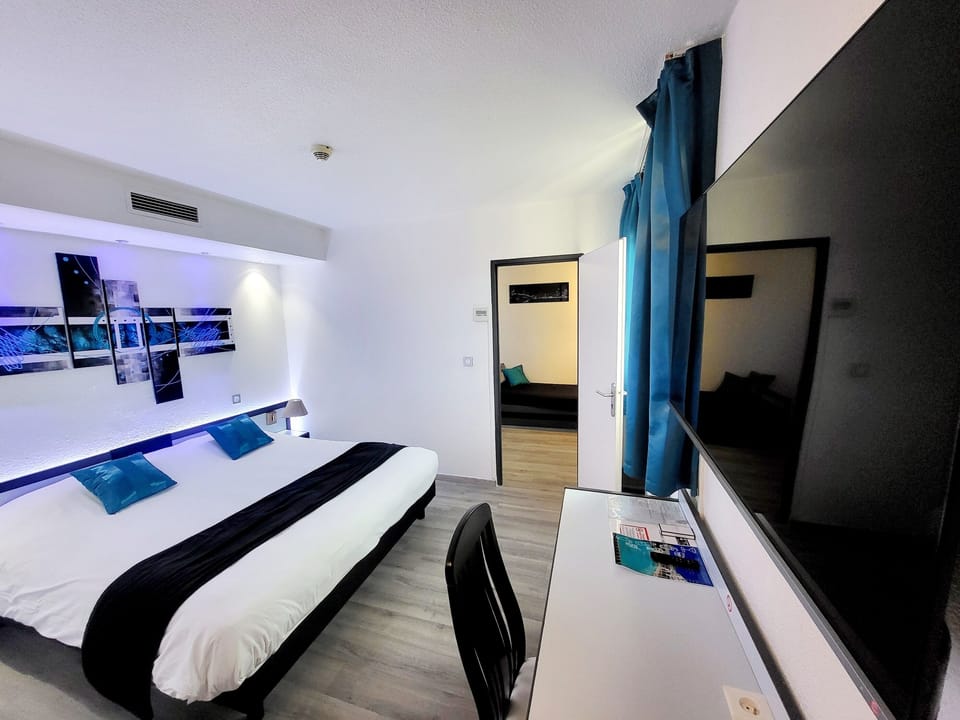Quadruple Room | Minibar, in-room safe, desk, laptop workspace