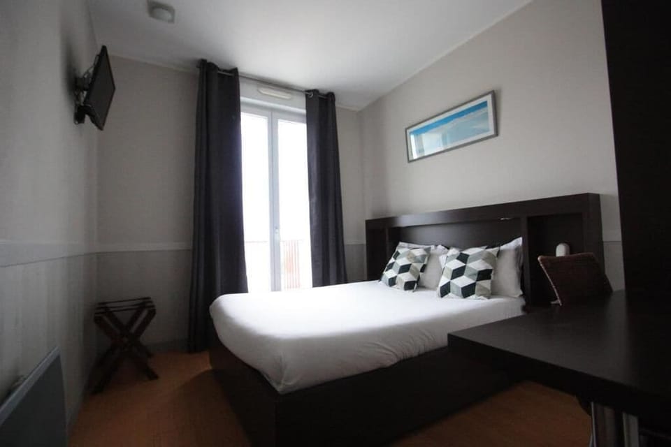 Double Room | Soundproofing, iron/ironing board, free cribs/infant beds, rollaway beds