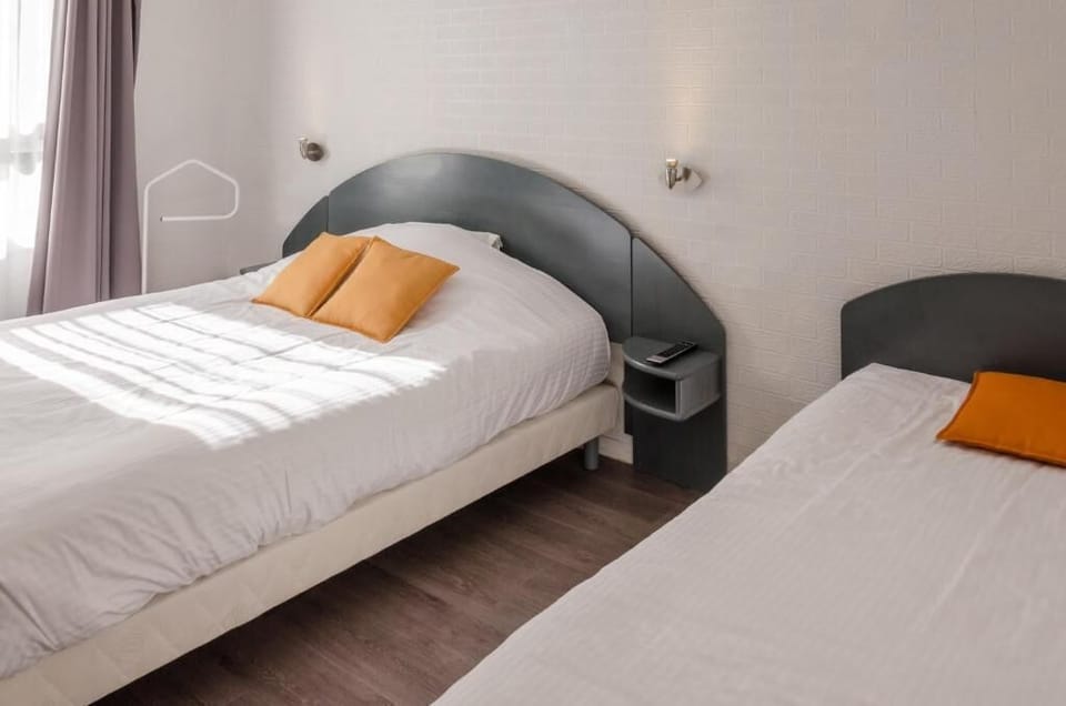 Standard Twin Room | Minibar, in-room safe, desk, iron/ironing board